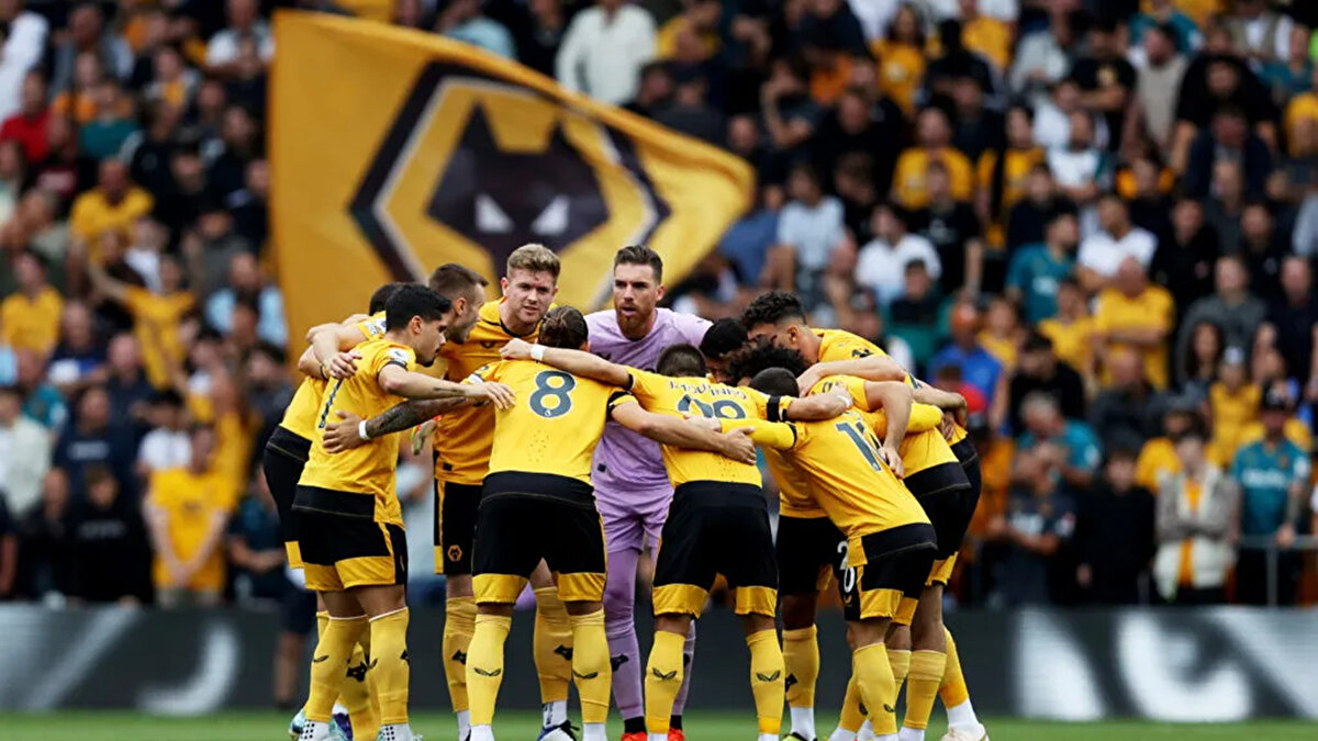 A'DAN Z'YE HERKES SATILIK!<br><br>Gelen son dakika bilgilerine göre; Wolverhampton yönetimi, kadrodaki istisnasız bütün oyuncuları satış listesine koydu. Takımın en önemli yıldızları, geleceğin potansiyelli gençleri ve kaptanlar dahil olmak üzere kulüpte "satılamaz" statüsünde hiçbir oyuncu kalmadı.