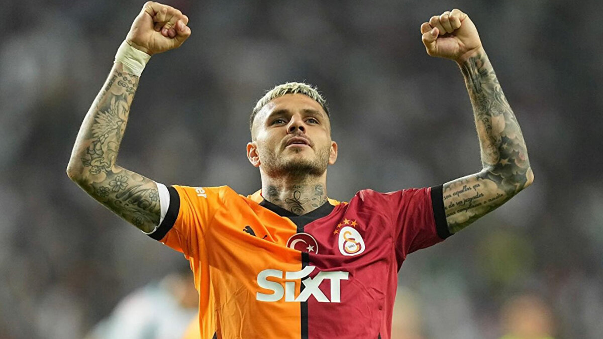 FLAŞ İDDİA: MAAŞINDA İNDİRİME GİTTİ, KALIYOR!<br>Okan Buruk'un bu açıklamalarının ardından spor medyasını sallayan bir diğer iddia ise usta yorumcu Levent Tüzemen'den geldi.<br><br>Mauro Icardi, Galatasaray'da kalmak için büyük bir fedakarlık yaptı. Arjantinli yıldızın yıllık maaşının düşürülmesini kabul ettiği ve kariyerine Sarı-Kırmızılı formayla devam edeceği belirtildi.