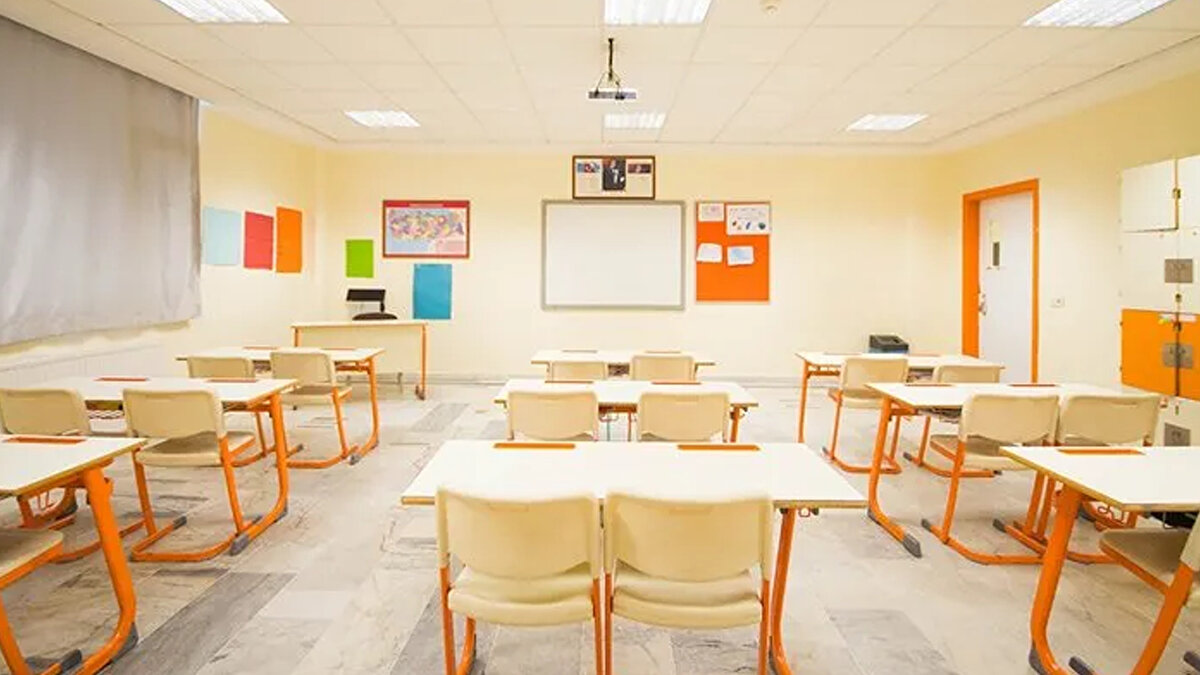 YARIYIL TATİLİ (15 TATİL) NE ZAMAN BAŞLIYOR?<br><br>Öğrencilerin karne heyecanı yaşayacağı ve yaklaşık iki hafta dinlenme fırsatı bulacağı Yarıyıl Tatili için tarihler netleşti.<br><br>MEB takvimine göre; 1. dönem 19 Ocak 2026 Pazartesi günü başlayacak olan yarıyıl tatili ile sona erecek. Tatil, 30 Ocak 2026 Cuma günü tamamlanacak. Hafta sonlarının da eklenmesiyle öğrenciler 15 gün boyunca okuldan uzak kalacak.<br><br>İkinci dönem ders zili ise 2 Şubat 2026 Pazartesi günü çalacak.