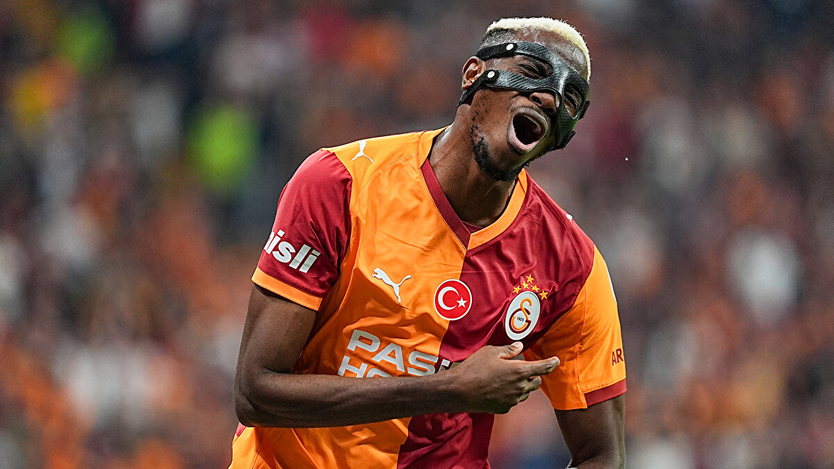 GÖZLER TFF DİSİPLİN TALİMATI MADDE 37'DE!<br><br>Sosyal medyada rakip takım taraftarları, Osimhen'in kartı bilinçli gördüğünü iddia ederek TFF'yi göreve çağırdı. Paylaşılan TFF Futbol Disiplin Talimatı'nın 37. Maddesi (Bilinçli Kart Görme) ise durumu açıkça ortaya koyuyor.<br><br>İlgili maddede şu ifadeler yer alıyor:<br><br>"Müteakip müsabakalardaki ceza durumunu düşünerek bilinçli olarak sarı veya kırmızı kart gören futbolculara 2 müsabakadan men cezası verilir."