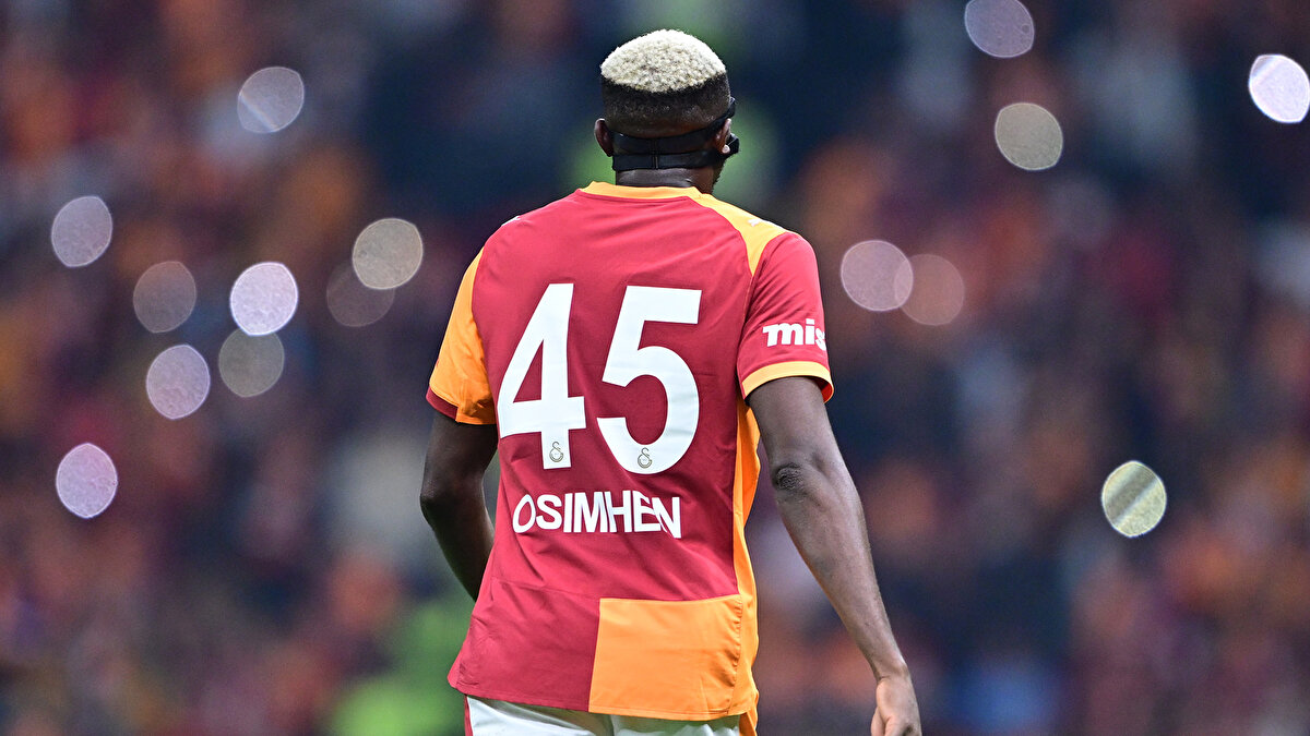CEZASI ARTABİLİR Mİ?<br><br>Eğer TFF Hukuk Müşavirliği, Osimhen'in bu kartı "sıradaki maçta zaten yokum, cezamı aradan çıkarayım" düşüncesiyle kasıtlı olarak gördüğüne kanaat getirirse sevk işlemi yapabilir.<br><br>Bu durumda Nijeryalı golcü, planladığı gibi cezasını sıfırlamak yerine, ekstra 2 maç daha ceza alma riskiyle karşı karşıya kalabilir.
