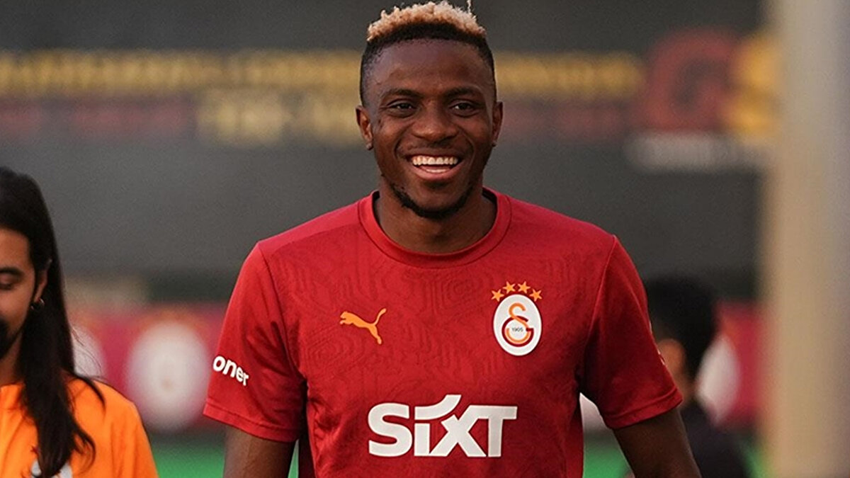 Süper Lig'de şampiyonluk yarışını sürdüren Galatasaray'da Victor Osimhen'in Antalyaspor deplasmanında gördüğü sarı kartın yankıları sürüyor. 85. dakikada gördüğü kartla cezalı duruma düşen golcü oyuncu, önümüzdeki hafta oynanacak Kasımpaşa mücadelesinde forma giyemeyecek. Ancak olayın perde arkasındaki zamanlama detayı, futbol kamuoyunda yeni bir tartışmanın fitilini ateşledi.
