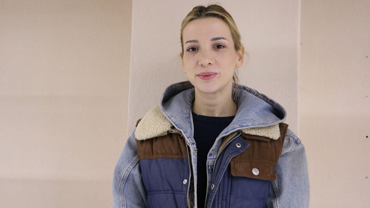 Türkiye’de alternatif tarım ve yüksek katma değerli ürünler gündemdeyken, Bolu’dan dikkat çeken bir üretim hikâyesi geldi. Mali müşavirlik mesleğini bırakan Şeyda Yoltaş, kapalı ortam tarımıyla safran üretimine yönelerek küçük alanda yüksek gelirli bir modele geçti. Gram fiyatı yaklaşık 700 TL olan safran, kontrollü koşullarda yetiştiriliyor.