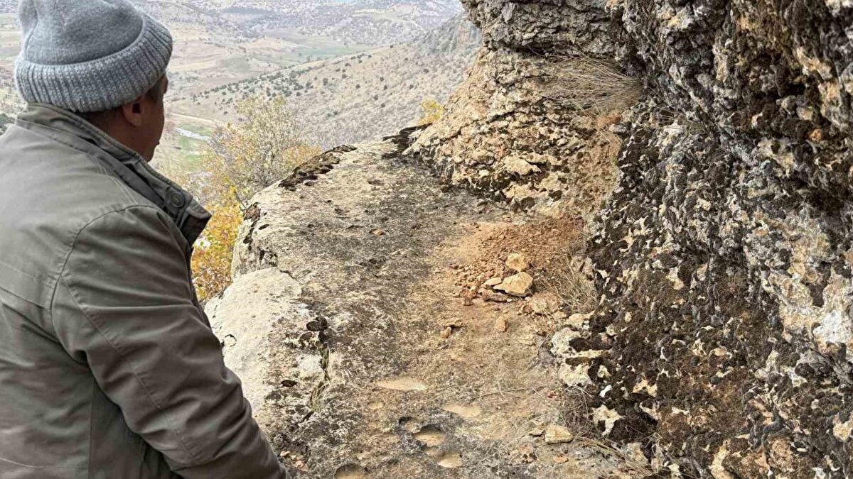 Ambar Irmağı Vadisi öne çıkıyor<br><br>Kocaköy’ün en önemli akarsuyu olan Ambar Irmağı’nın şekillendirdiği vadi, hem tarihi hem de doğal yapılarıyla biliniyor. Damla lapyaları da bu vadinin jeolojik zenginlikleri arasında yer alıyor ve bölgenin doğal çeşitliliğini gözler önüne seriyor.