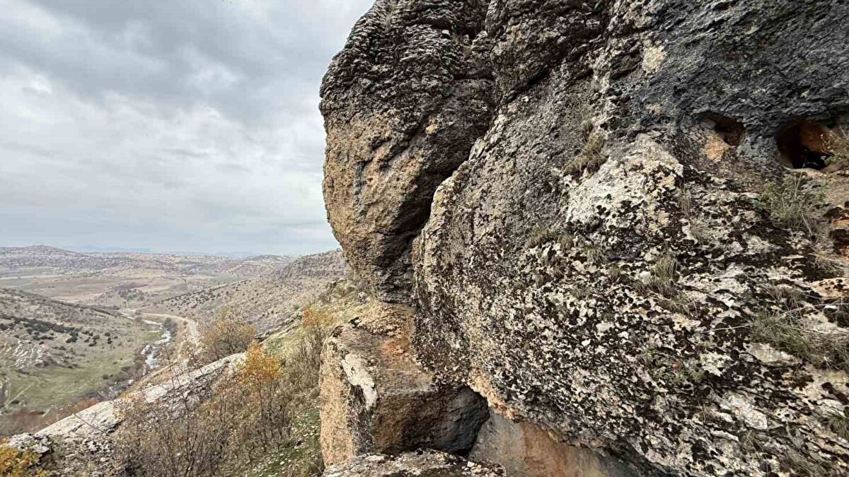 “Yakın çevrede benzeri yok”<br><br>Antropolog Naci Akdemir, bu yapıların kayalık kenarlarında oluştuğunu belirterek, biçimlerinin silindirik olduğunu ifade etti. Akdemir, gördüğü örneklerin son derece nitelikli olduğunu ve çevrede bilinen başka benzerlerine rastlanmadığını vurguladı. Oluşumların birkaç on bin yıllık geçmişe sahip olduğu değerlendiriliyor.