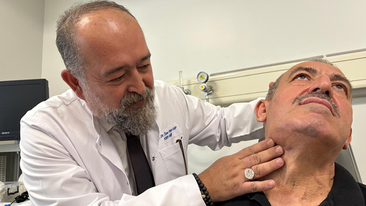 Tanı süreci ve ameliyat kararı<br>Kulak Burun Boğaz Kliniği’ne başvuran Paçacı’nın, boynunda şişlik ve ağız içinden küçük taşların gelmesi şikâyeti olduğu kaydedildi. Ultrason ve bilgisayarlı tomografi sonuçlarında, tükürük bezinin yaklaşık 6 santimetre boyutunda kitleye dönüştüğü görüldü. Bu bulguların ardından, taşların ve tükürük bezinin birlikte çıkarılmasına karar verildi.