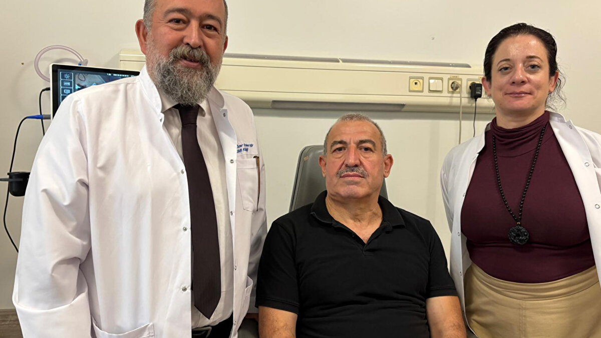 Taşların sayısı ve büyüklüğü dikkat çekti<br>Ameliyatı gerçekleştiren ekip, hastadan en büyüğü 1,5–2 santimetre arasında değişen toplam 5 taşın çıkarıldığını bildirdi. Taşların hem sayısının hem de boyutunun alışılmışın üzerinde olması nedeniyle endoskopik yöntemin tercih edilemediği, tükürük bezinin yapısının da bozulduğu belirtildi.