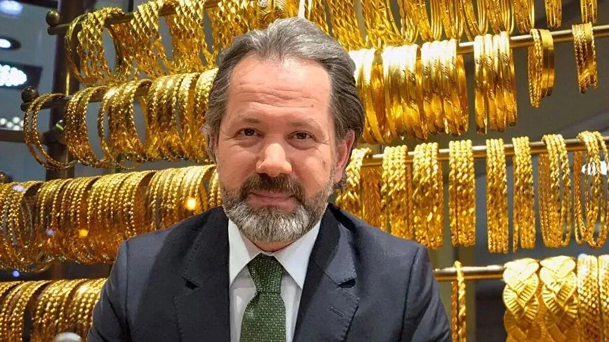 Altın ve gümüş fiyatları, küresel gelişmelerin etkisiyle dalgalı bir seyir izlerken yatırımcıların gözü yeni değerlendirmelere çevrildi. Türkiye’de yatırım sepetlerinin başında gelen değerli metallerde, bu yıl özellikle gümüş güçlü performansıyla öne çıktı. Ancak uzmanlara göre mevcut seviyeler her iki enstrüman için de dikkatli olunması gereken bir sürece işaret ediyor.