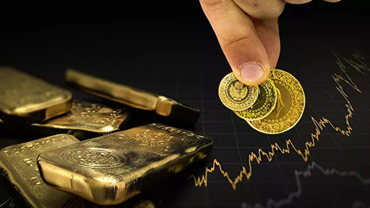 Yatırım stratejisinde miktar ön planda<br>Altın tarafında elinde varlık bulunduran ve acil nakit ihtiyacı olmayan yatırımcılar için bekleme stratejisi önerilirken, düğün ya da borç nedeniyle alım yapacaklar için mevcut fiyatların bir fırsat sunduğu ifade ediliyor. Uzmanlar, fiyat takibinden çok miktara odaklanmanın daha sağlıklı bir yaklaşım olacağı görüşünde.