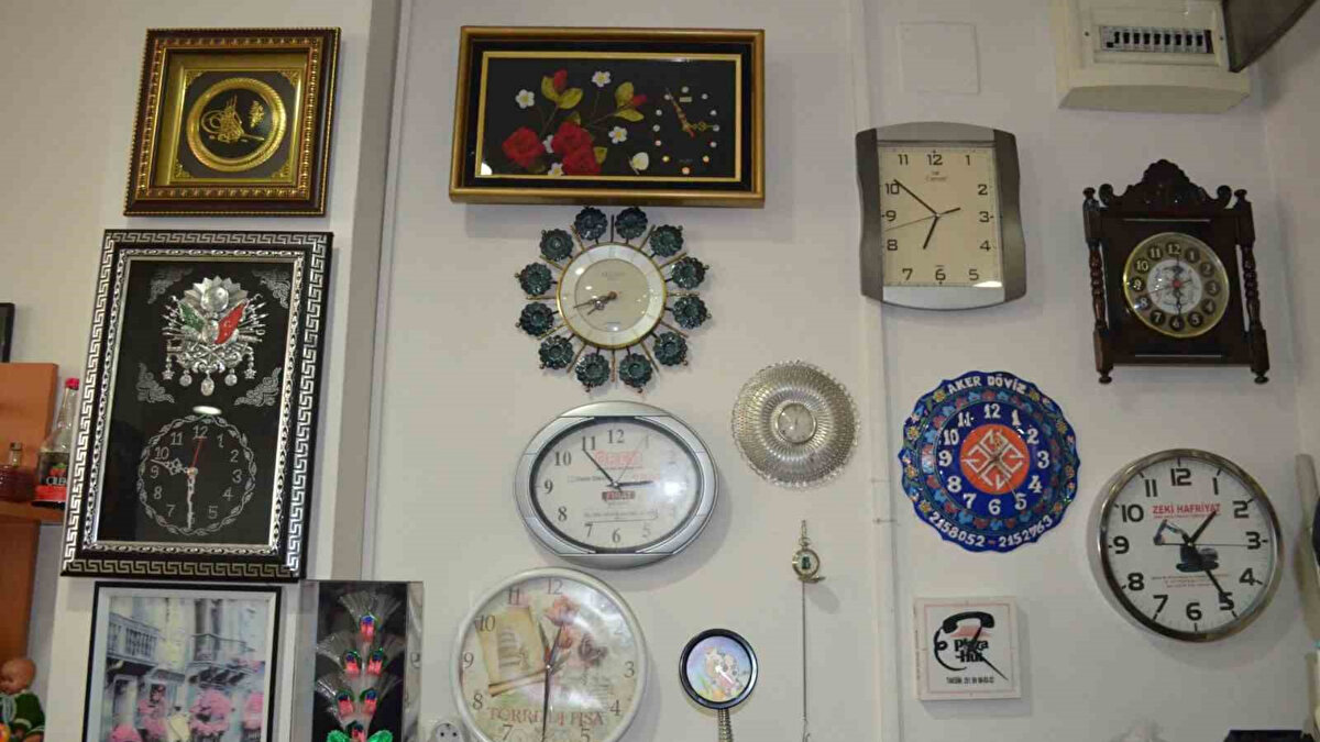 II. Mahmut dönemine uzanan masa dikkat çekiyor<br>Koleksiyonun en öne çıkan parçaları arasında, Osmanlı padişahı II. Mahmut’un ıslahat sürecinde kullandığı belirtilen bir yemek masası ve sandalyeler yer alıyor. Yapılan incelemelerde, masanın ahşap yapısının yaklaşık 200 yıllık olduğunun değerlendirildiği aktarılıyor. Eserin, II. Mahmut’un Batı tarzı yaşam düzenine geçiş dönemini yansıtan önemli bir örnek olduğu belirtiliyor.<br><br>Çanakkale’den Cumhuriyet yıllarına uzanan eserler<br>Koleksiyonda ayrıca Çanakkale Savaşı’ndan kaldığı ifade edilen süngü ve kılıçlar, farklı dönemlere ait çini ve metal objeler ile Karadeniz bölgesinden temin edilen süs eşyaları bulunuyor. Bu parçalar, hem askeri hem de sosyal tarihe ışık tutan unsurlar olarak öne çıkıyor.