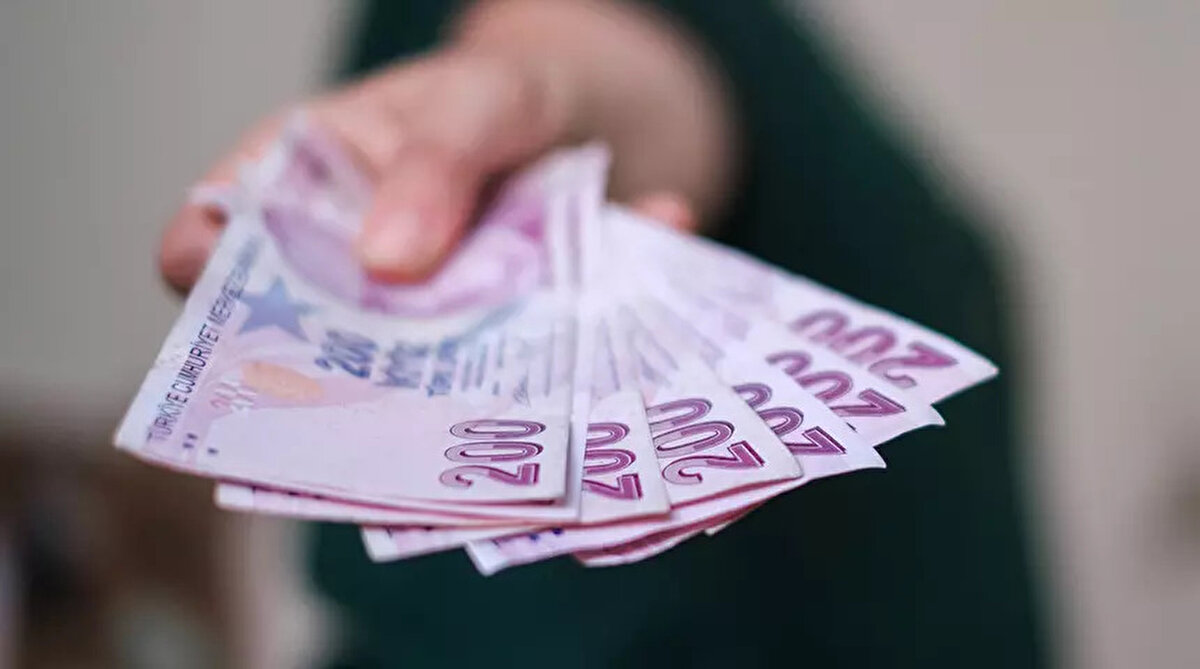 Cumhurbaşkanı mesajları ve siyasi denge<br>Karakaş, Cumhurbaşkanı Recep Tayyip Erdoğan’ın daha önce işveren kesimine yaptığı “elini taşın altına koyma” çağrısının da bu çerçevede değerlendirilmesi gerektiğini söyledi. Asgari ücretle ilgili şikâyetlerin siyasi mercilere yoğun şekilde ulaştığını vurgulayan Karakaş, yüzde 20 seviyesindeki bir zammın kamuoyunda kabul görmeyeceğini ifade etti.