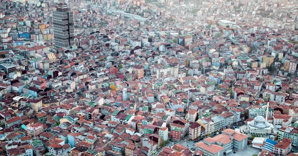 Avcılar segmenti için özel uyarı<br><br>Araştırmacılar, Avcılar segmentinin hem düşük sismik aktivite göstermesi hem de çevresindeki segmentlerde stres birikiminin artması nedeniyle potansiyel risk taşıdığını ifade etti. Daha önce 2019’daki 5,8’lik Silivri deprem dizisinin de benzer bir sessiz alanda başladığı hatırlatıldı.<br><br>Bilim ekibi, bu özelliklerin Avcılar segmentini, bir sonraki orta ya da büyük ölçekli Marmara depremi için güçlü aday haline getirdiğini vurguladı.