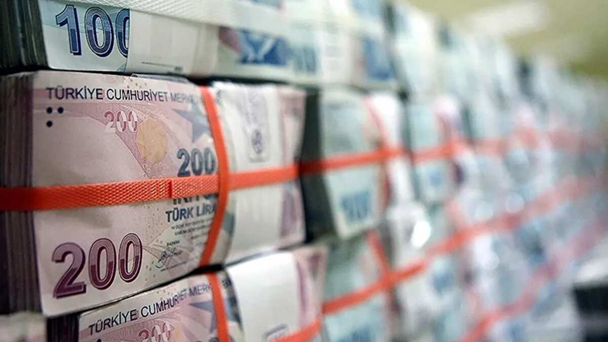 Canlı yayında dikkat çeken tahmin<br><br>TGRT Haber’de yayınlanan programda konuşan gazeteci Barış Yarkadaş, asgari ücret tartışmalarına ilişkin çarpıcı bir değerlendirme yaptı. Yarkadaş, “Ankara’dan edindiğim izlenim” diyerek 2026 yılı asgari ücretinin 27 bin 100 TL seviyesinde olabileceğini ifade etti. Mevcut asgari ücretin 22 bin 105 TL olduğunu da hatırlattı.