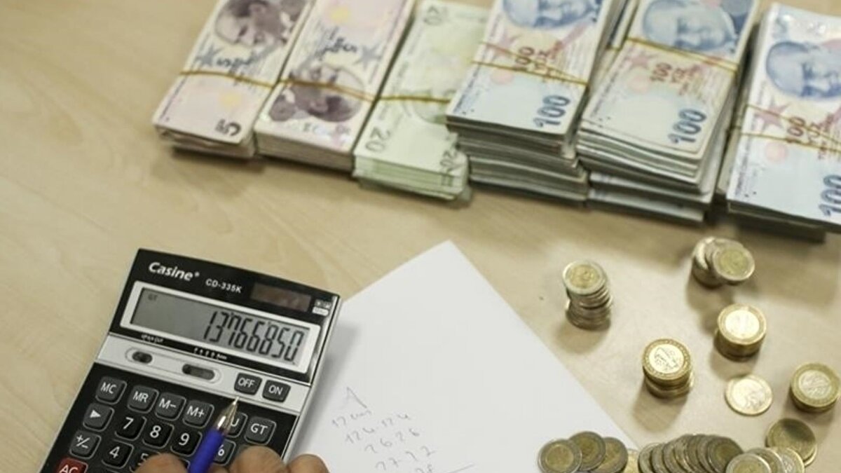 Asgari ücret 2026 rakamı için süreç devam ediyor. Türkiye’de yeni yılda geçerli olacak ücretin belirlenmesi kapsamında Asgari Ücret Tespit Komisyonu, ilk toplantısını 12 Aralık’ta yaptı. Gözler şimdi 18 Aralık 2025’te saat 14.00’te yapılacak ikinci toplantıya çevrilmiş durumda.