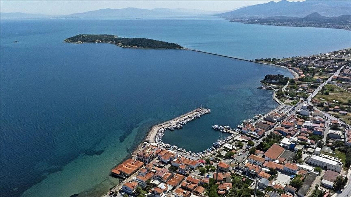 İŞTE TÜRKİYE’NİN EN GÜZEL 20 İLÇESİ<br><br>Doğal güzellikleri ve tarihi atmosferiyle büyüleyen o liste şöyle sıralandı:<br><br>ÇANAKKALE, BOZCAADA<br><br>KARABÜK, SAFRANBOLU<br><br>BALIKESİR, AYVALIK<br><br>İZMİR, URLA<br><br>ARTVİN, ŞAVŞAT<br><br>ANTALYA, ALANYA<br><br>MUĞLA, FETHİYE<br><br>AYDIN, KUŞADASI<br><br>MUĞLA, MARMARİS<br><br>MUĞLA, BODRUM<br><br>İZMİR, ÇEŞME