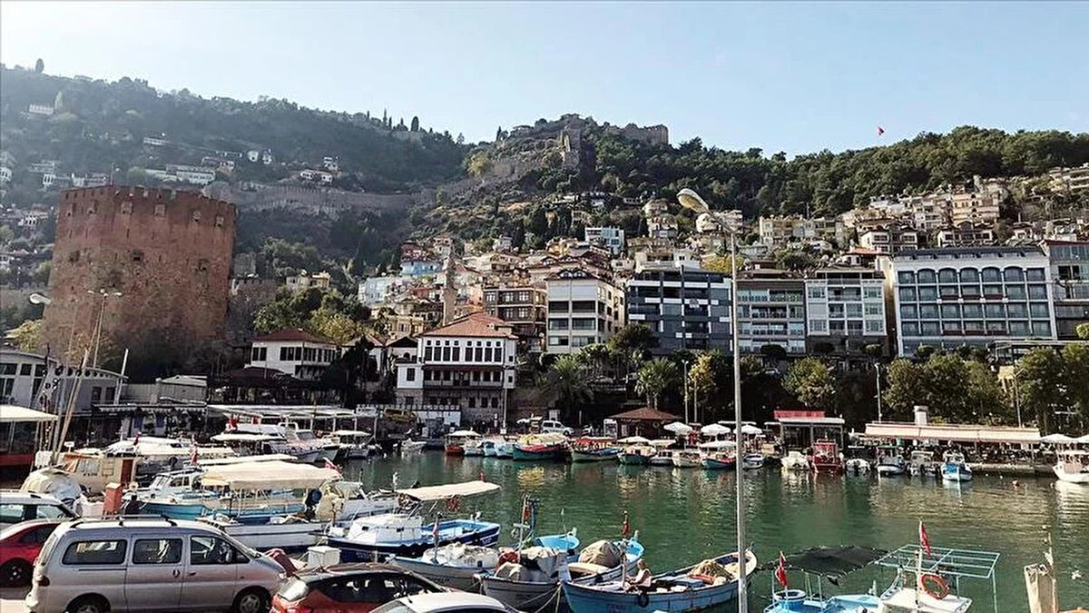 Türkiye, tarihi dokusu, eşsiz mimari yapıları ve mavinin yeşille buluştuğu koylarıyla dünyanın en güzel coğrafyalarından birine ev sahipliği yapıyor. Fotoğraf tutkunlarının ve seyahat severlerin gözdesi olan bu bölgeler arasından "Türkiye'nin en güzel 20 ilçesi" belirlendi.