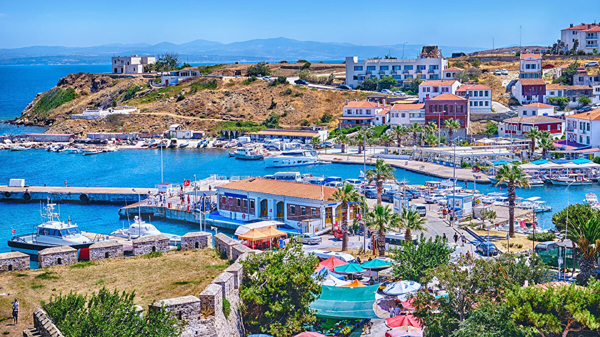 ZİRVENİN SAHİBİ: BOZCAADA<br><br>Listenin ilk sırasında, Çanakkale'nin incisi Bozcaada yer aldı. Rüzgar gülleri, buz gibi denizi ve üzüm bağlarıyla ünlü olan ada, huzur arayanların ilk adresi olmaya devam ediyor.