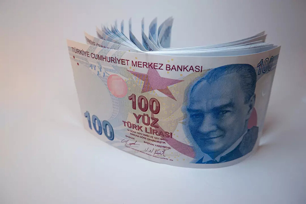 AK Partili Eski Vekilden Net Rakam: 28.500 TL Sınırı<br><br>Programa katılan AK Parti eski milletvekili Ali Turan, asgari ücret beklentisine dair rakam vererek tartışmalara yeni bir boyut kazandırdı. Turan, yeni asgari ücretin 27 bin TL ile 29 bin TL bandında olacağını öngördüğünü belirtti.