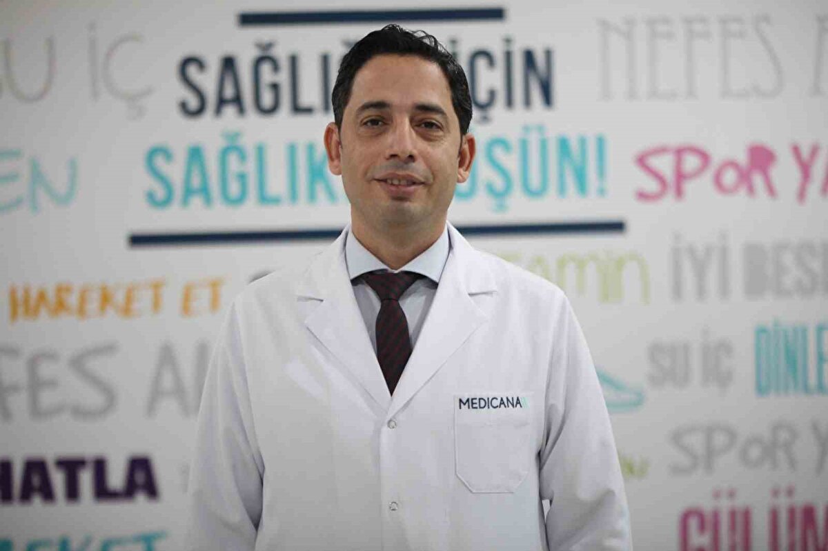 Sosyal medya platformlarında hızla yayılan kısa videolar, eğlenceli içeriklerin ötesinde ciddi psikolojik riskleri de beraberinde getiriyor. Uzmanlar, özellikle kontrolsüz ve uzun süreli kısa video tüketiminin dikkat süresini kısalttığını, motivasyonu düşürdüğünü ve günlük yaşam düzenini olumsuz etkilediğini belirtiyor.