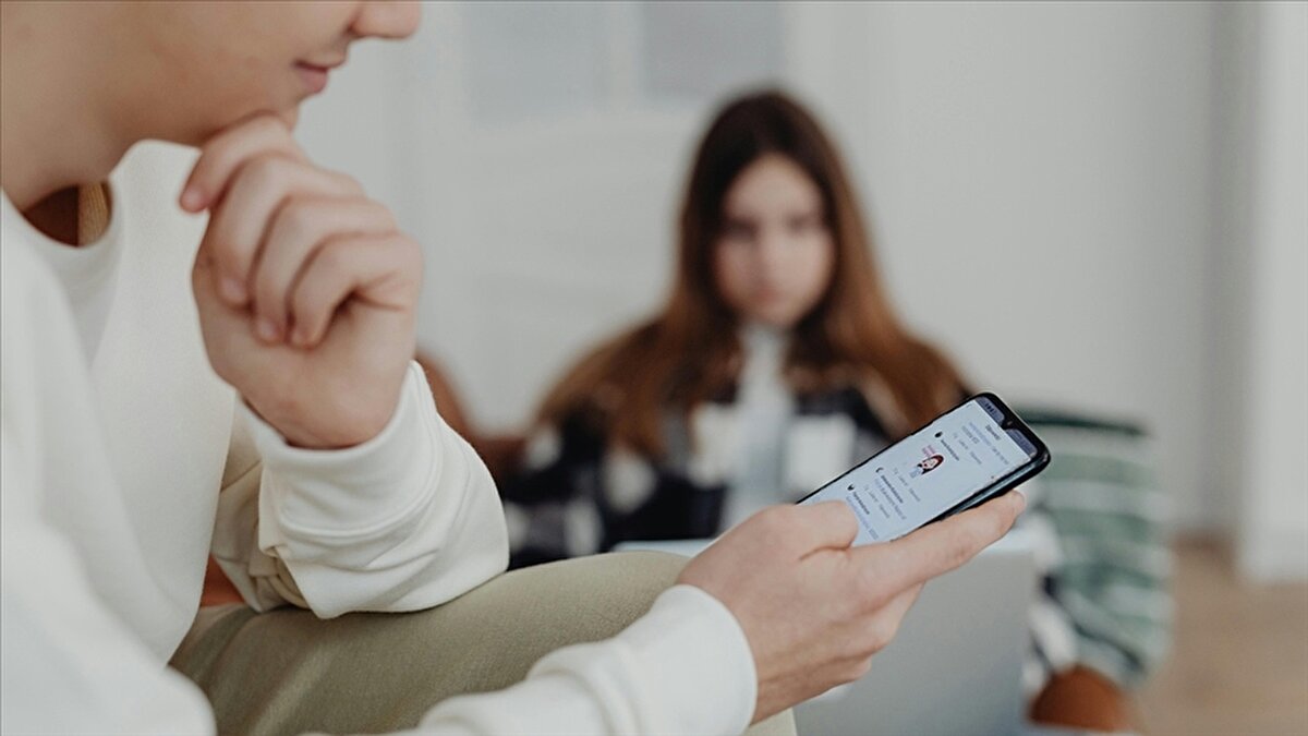 Ayrıca kısa video bağımlılığının bireylerde acelecilik ve sabırsızlık davranışlarını artırdığını söyleyen Karataş, “Bilişsel fonksiyonlarda bozulma, stres, depresyon ve uyku problemleri bu sürecin en sık görülen sonuçları arasında yer alıyor” dedi.