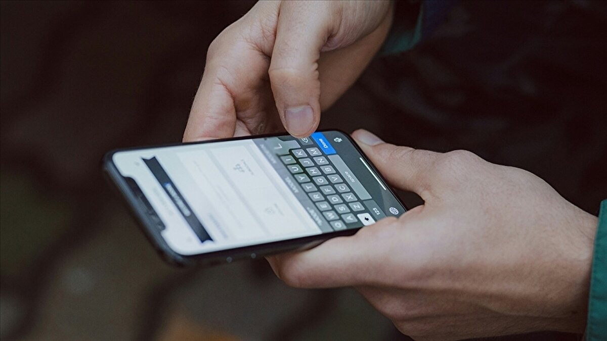 Kısa videoların hızlı ve sürekli değişen yapısının, beyindeki ödül mekanizmasını olumsuz etkilediğine dikkat çeken Karataş, dopamin hormonunun düzensiz salınımının tatminsizlik hissini artırdığını ifade etti. Bu durumun zamanla dikkat dağınıklığına, odaklanma sorunlarına ve motivasyon gerektiren işlerde isteksizliğe neden olduğunu belirtti.