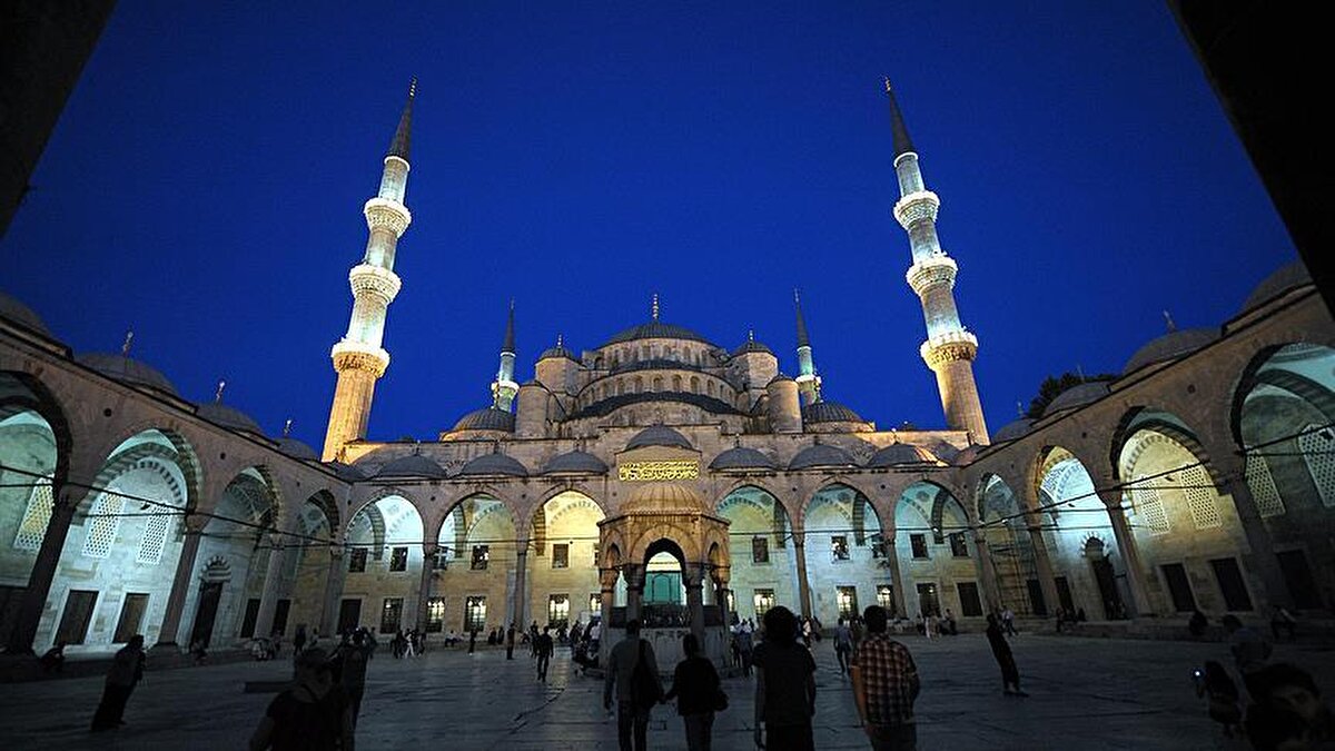 Din İşleri Yüksek Kurulu Uzmanı Ömer Tiryaki, üç ayların İslam geleneğinde özel bir manevi atmosfere sahip olduğunu belirterek, bu dönemin kulun kendini muhasebeye çektiği, kalbini yenilediği ve ibadet disiplinini güçlendirdiği bir hazırlık süreci olduğunu ifade etti. Recep ayının başlangıcı, şabanın manevi yoğunlaşma eşiği, ramazanın ise arınma ve Kur’an’la bütünleşmenin zirvesi olduğunu vurgulayan Tiryaki, bu sürecin Müslümanlara sistemli bir kulluk bilinci kazandırdığını söyledi.