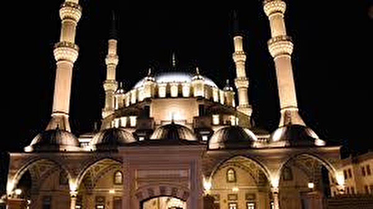 Bu yıl 1 Ocak’ta başlayan üç aylara, hicri ay düzeni gereği Aralık ayı sonunda yeniden girilecek. Üç aylar; ibadet yoğunluğu, manevi muhasebe ve arınma fırsatlarıyla Müslümanlara gündelik hayatlarını gözden geçirme ve yenileme imkânı sunuyor.