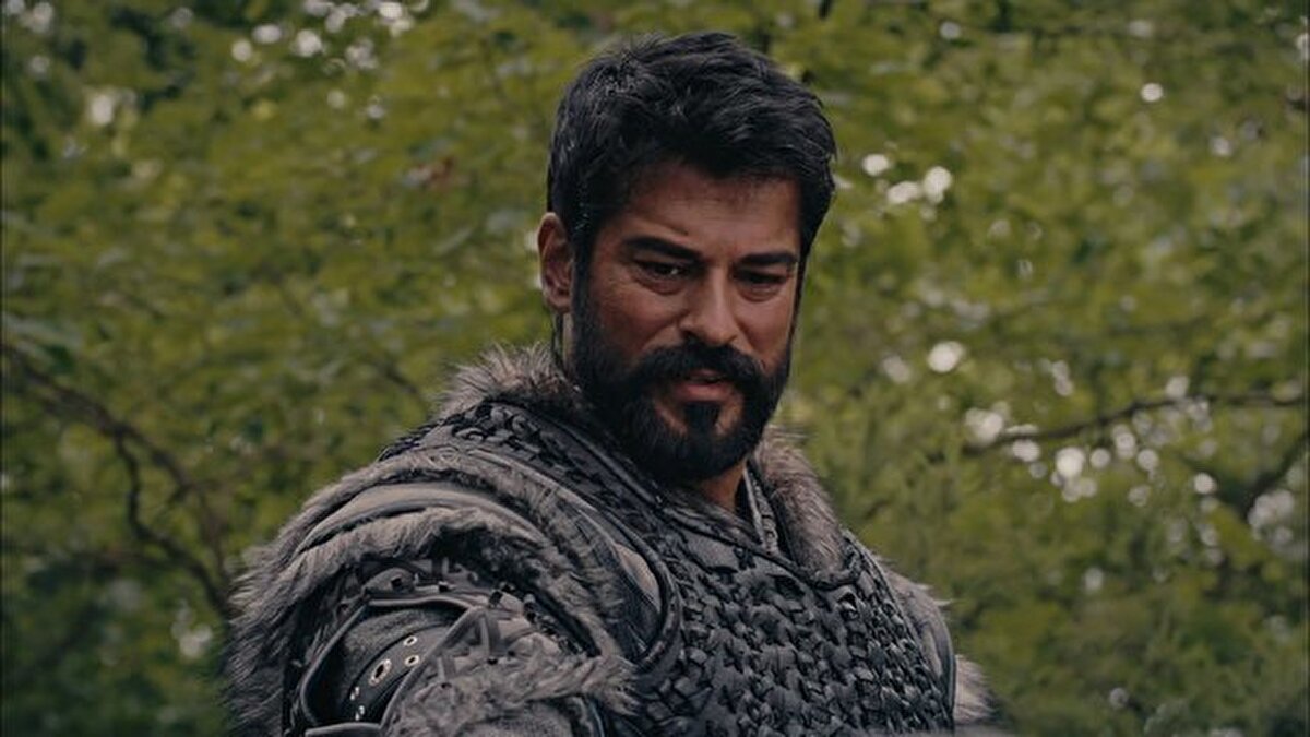 Yeni sezonda Kuruluş Osman’da bölüm başına talep ettiği ücret nedeniyle yapımcıyla anlaşma sağlayamayan Özçivit, kariyer rotasını farklı alanlara çevirdi. Oyuncu, meslek hayatında ilk kez tek kişilik tiyatro oyunu ile izleyici karşısına çıkmaya hazırlanıyor. “İstanbul’un En Güzel Kızı” adlı yapımda Özçivit, hayatını işine, ailesine ve tutkularına adamış oto tamircisi “Oki” karakterine hayat verecek.