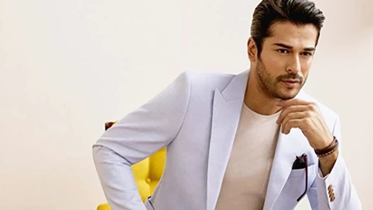 Oyunun ilk etapta 5 ülkede ve 16 şehirde sahnelenmesi planlanırken, bilet satışlarının eş zamanlı olarak başlayacağı ifade edildi. Tiyatro sahnesi için yoğun bir hazırlık sürecine giren Özçivit’in performansı şimdiden büyük merak uyandırdı.