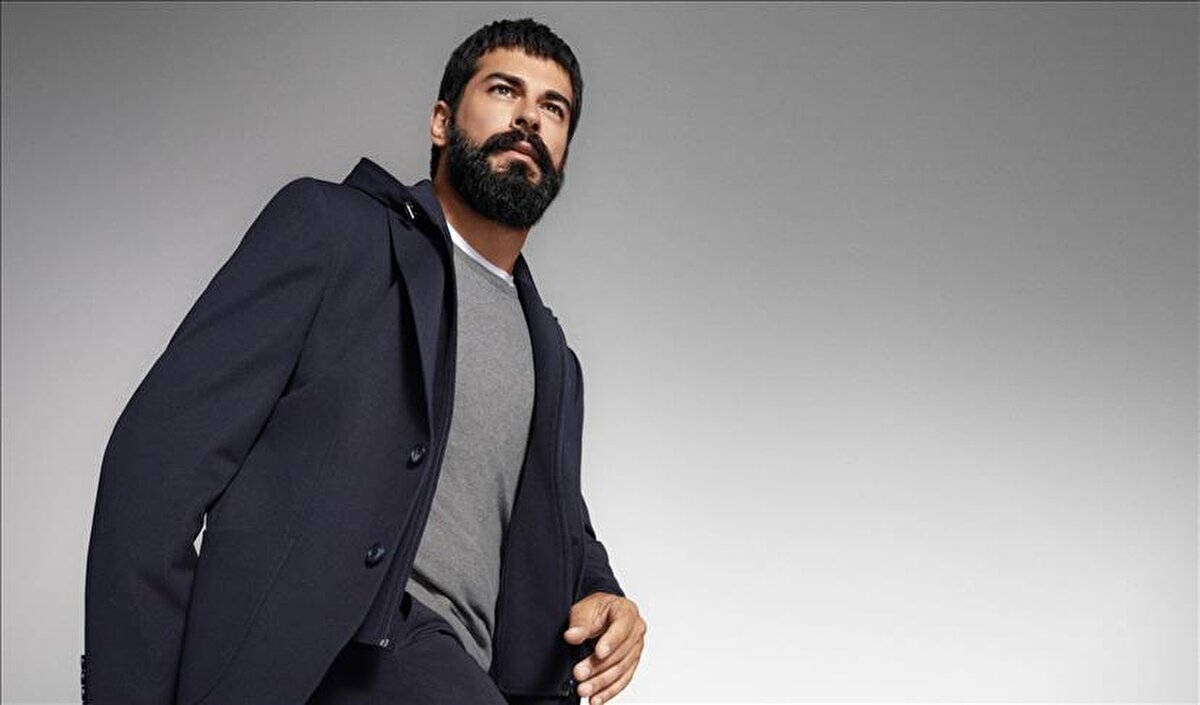 Kazancıyla da sık sık gündeme gelen ünlü oyuncu, kısa süre önce Rusya’nın Astrakhan kentinde katıldığı bir organizasyonda “kral” ilan edilmiş, bu etkinlikten yaklaşık 20 milyon TL aldığı iddia edilmişti. Ancak kulislerde konuşulan son rakam çok daha yüksek oldu. Gazeteci Müge Dağıstanlı’nın aktardığı bilgilere göre, bir inşaat firmasının reklam yüzü olan Özçivit, şirketle yaptığı anlaşmadan tam 45 milyon TL gelir elde etti. Bu anlaşmanın içinde reklam filmiyle birlikte tiyatro oyununun ana sponsorluğunun da yer aldığı öğrenildi.