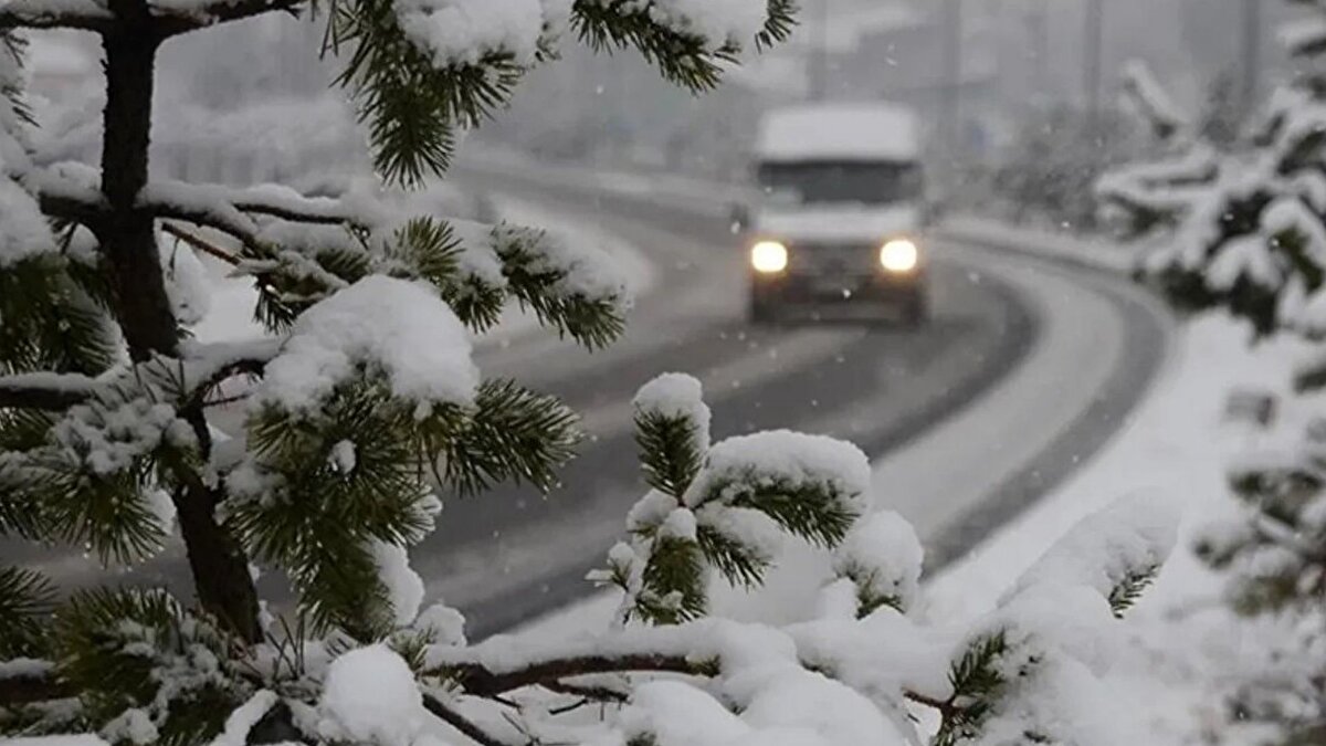 Ocak ortasına dikkat<br><br>Meteoroloji değerlendirmelerinde, aralık ayının genel olarak ılıman geçtiği ancak Ocak 2026’nın ortalarından itibaren Balkanlar üzerinden gelecek soğuk hava dalgasıyla birlikte batı bölgelerde de kar yağışının gündeme gelebileceği ifade ediliyor.