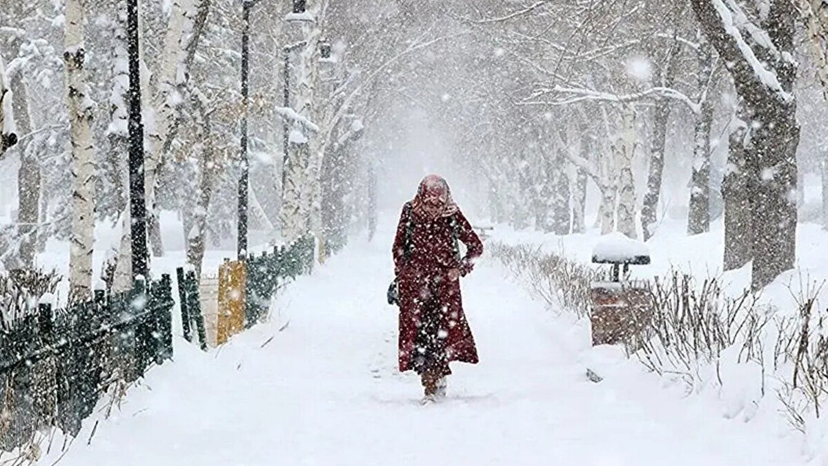 Batı ve güneyde ılık yılbaşı gecesi<br><br>31 Aralık 2025 gecesinde İstanbul, İzmir ve Antalya başta olmak üzere batı ve güney illerinde kar yağışı beklenmiyor. Marmara Bölgesi’nde sıcaklıkların mevsim normallerinin 2 ila 4 derece üzerinde seyredeceği, yağmur geçişlerinin ise yer yer görülebileceği tahmin ediliyor. İstanbul’da yılbaşı gecesi çok bulutlu ve zaman zaman yağışlı bir hava beklenirken, sıcaklıkların 6-8 derece aralığında olması öngörülüyor.