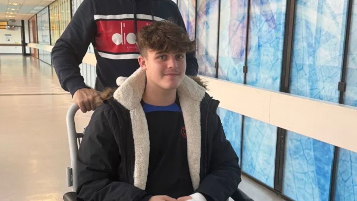 Ailesi, Max’in kısa süreli hafızasında bozulmalar, yorgunluk, bulantı ve konuşma bozuklukları gibi belirtiler göstermeye başladığını aktarıyor. Babası Stephen, “Max hâlâ bizim oğlumuz, ama biraz daha yavaş ve etkilenmiş durumda. Bu, onun normal canlılığından uzak” dedi.