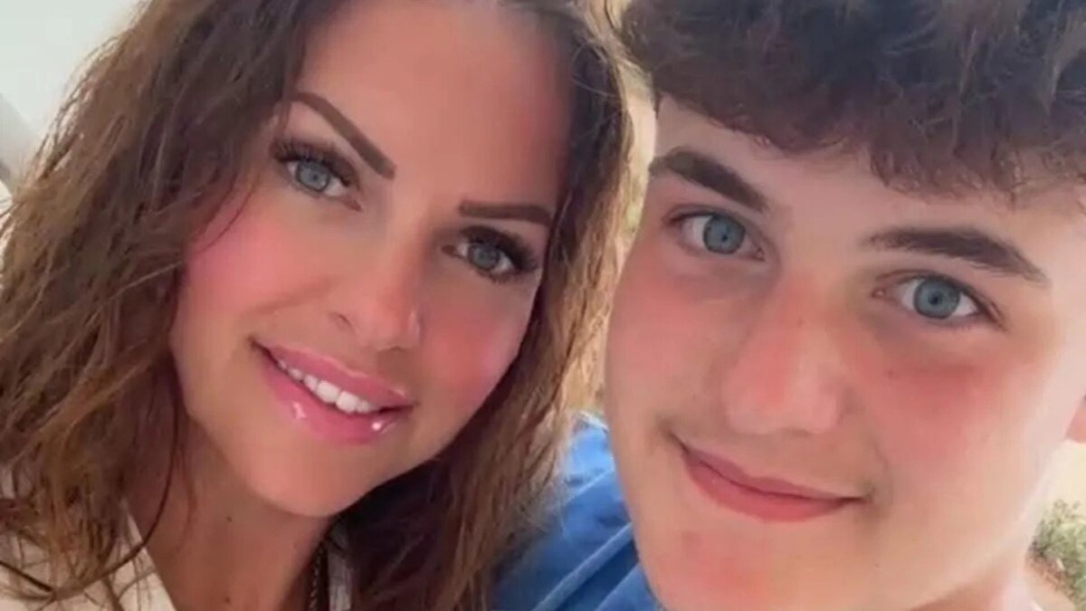 Northamptonshire, Corby’de yaşayan Max Hall, 14 yaşında olmasına rağmen bir yılı aşkın süredir sık ve dayanılmaz baş ağrılarıyla mücadele ediyordu. Babası Stephen Hall, oğlunun yaşadığı sorunlar için doktordan yalnızca ibuprofen önerisi aldığını söylüyor.