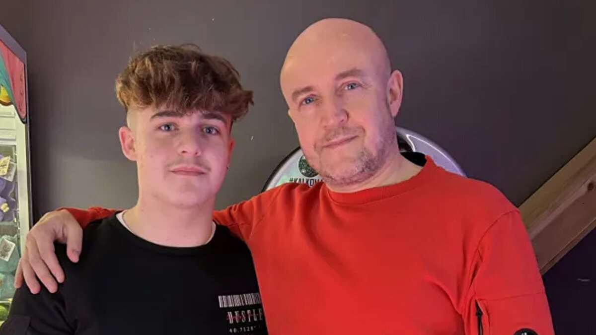 Kasım 2025’te Max evde geçirdiği bir nöbetin ardından ambulansla hastaneye kaldırıldı. Yolda bir kez daha nöbet geçiren genç, yoğun bakım ünitesinde yaşam destek altına alındı. Yapılan CT ve MRI taramaları, beyninde büyük ve ameliyat edilemeyen bir tümör olduğunu ortaya koydu. Doktorlar, tümörün uzun süredir var olduğunu ve iletişim, konuşma ve hafıza işlevlerini etkilediğini belirtti.