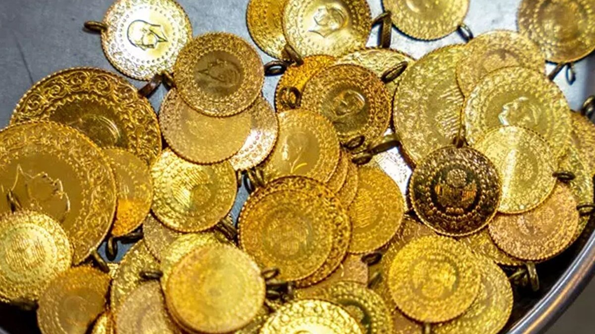 Altın fiyatlarında son durum<br><br>Altın, 2025 yılı boyunca art arda rekor seviyeleri test etti. Haftayı 4 bin 287 dolar seviyesinden kapatan ons altın, yıl içinde 4 bin 381 dolarla tarihi zirvesini görmüştü. Bu performans, yatırımcıların orta ve uzun vadeli beklentilerini daha da yukarı taşıdı.