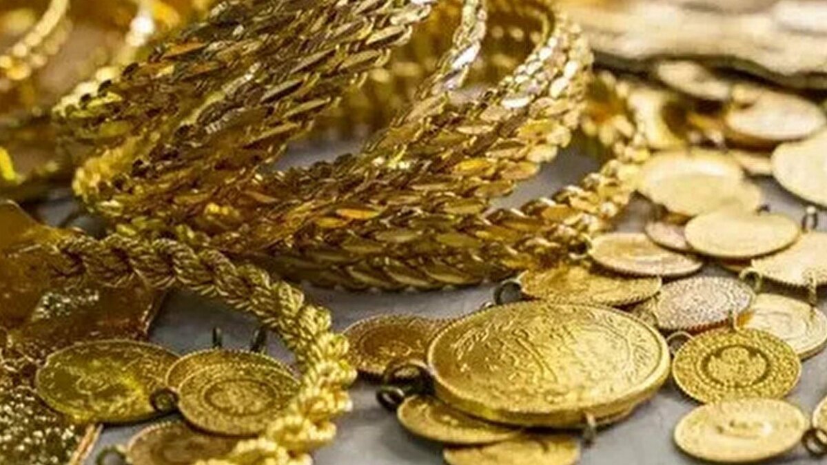 ABD Merkez Bankası’nın (Fed) yılın son toplantısında aldığı faiz kararı, altın piyasalarında yönü yukarı çevirdi. Fed’in politika faizini 25 baz puan indirerek yüzde 3,75–3,50 aralığına çekmesi, dolar üzerindeki baskıyı artırırken altın ve diğer değerli metallerde alımları güçlendirdi. Türkiye dahil küresel piyasalarda yatırımcılar, bu adımın etkilerini yakından izlemeye başladı.