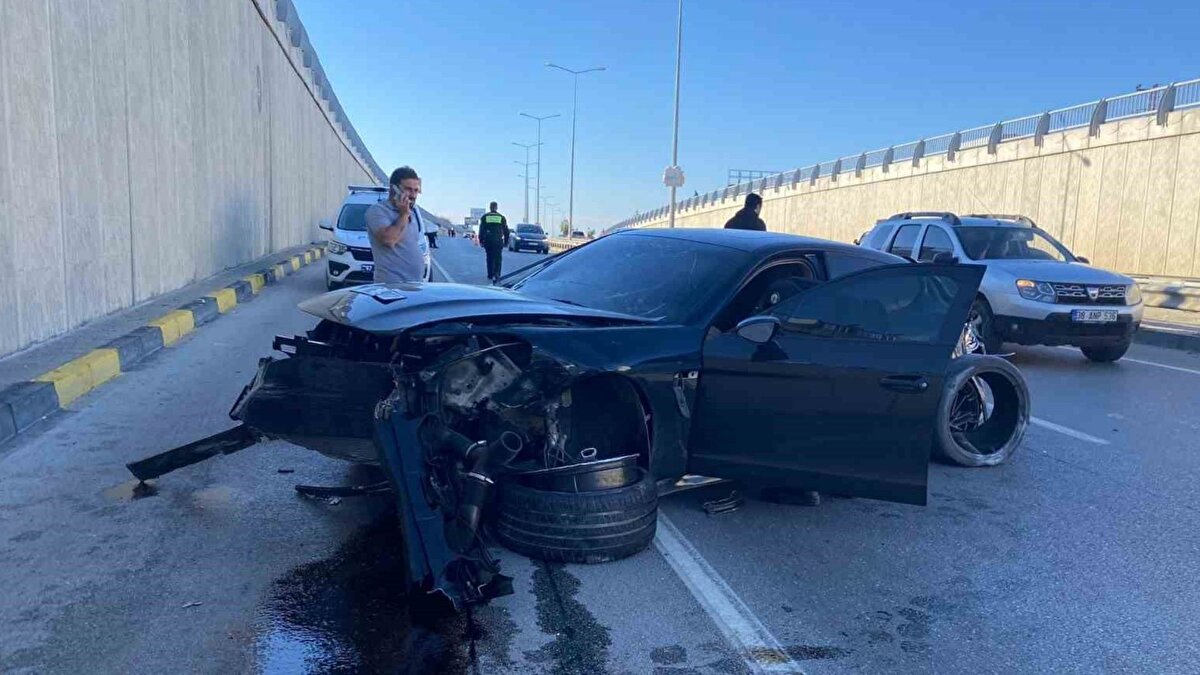 Ekipler hızla olay yerine sevk edildi<br><br>Kazayı görenlerin ihbarı üzerine bölgeye sağlık, polis ve itfaiye ekipleri yönlendirildi. Yaralanan sürücüye ilk müdahale olay yerinde yapıldı. Ardından ambulansla Serik Devlet Hastanesi’ne kaldırılan sürücünün sağlık durumunun ciddiyetini koruduğu öğrenildi.
