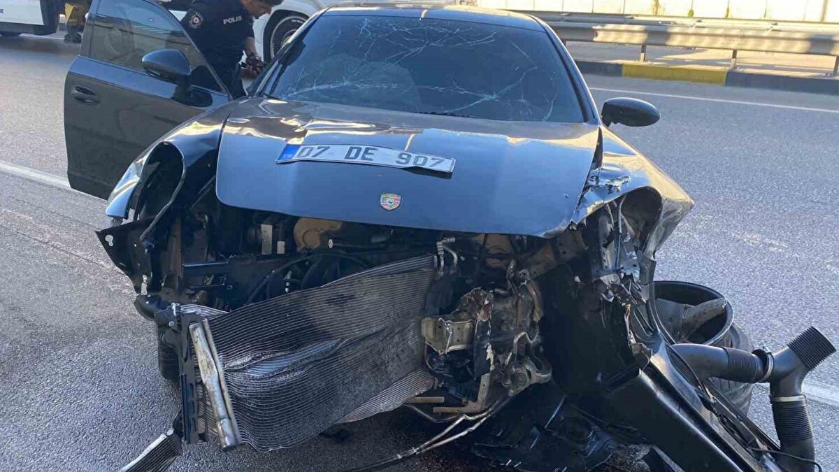 Edinilen bilgilere göre, Davut E. idaresindeki 07 DE 907 plakalı Porsche marka otomobil, aynı yönde ilerleyen başka bir otomobile çarptı. Çarpışmanın etkisiyle savrulan araç, alt geçidin beton duvarına çarparak durabildi. Kazada lüks otomobilde büyük hasar oluştu.