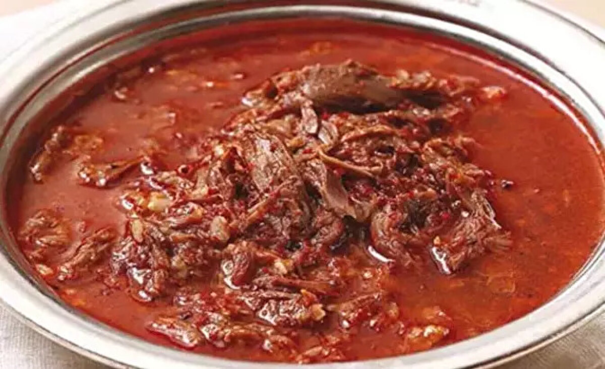 Türkiye’den iki çorba ilk 10’da<br><br>Geleneksel Türk mutfağının vazgeçilmezlerinden Beyran, yoğun et suyu, pirinç ve sarımsakla hazırlanan güçlü aromasıyla ikinci sıraya yerleşirken; sofraların değişmez lezzeti mercimek çorbası ise listenin 10’uncu sırasında yer aldı. Uzmanlar, Türk mutfağının özellikle çorba çeşitliliğiyle dünya mutfağında ayrı bir yere sahip olduğuna dikkat çekti.