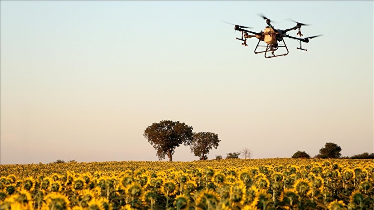 Bakan Yumaklı, ürünlerde zirai ilaç kullanımını kayıt altına alarak tarladan sofraya izlenebilir bir üretim modeli oluşturmayı hedeflediklerini söyledi. Yeni sistemle birlikte bitki koruma ürünlerinin hatalı ve gereğinden fazla kullanımının önüne geçilmesi, çevre ve insan sağlığının korunması ve denetimlerin daha etkin hale getirilmesi amaçlanıyor.