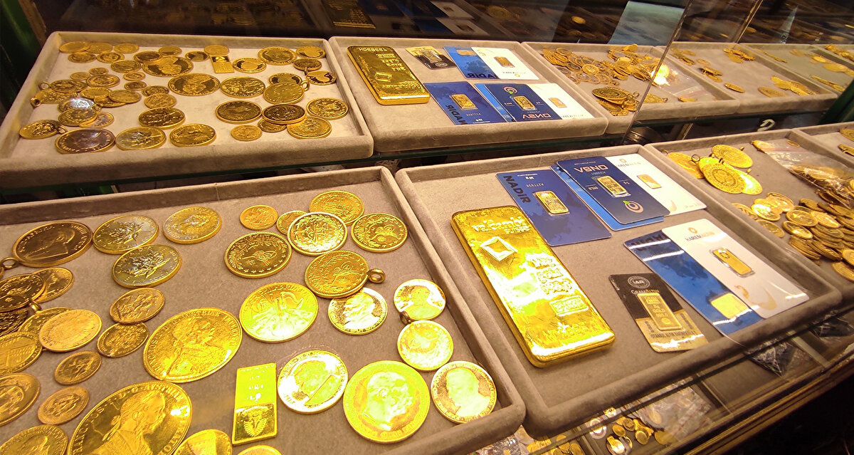 Altın fiyatlarında yaşanan son yükseliş, yatırımcıların yeniden “Altın alınır mı, beklenmeli mi?” sorularına yönelmesine neden oldu. Özellikle Fed faiz kararı sonrası hareketlenen piyasalarda, altının yönü merak konusu olurken ekonomist Hikmet Baydar, altın almayı düşünenler için dikkat çeken değerlendirmelerde bulundu.