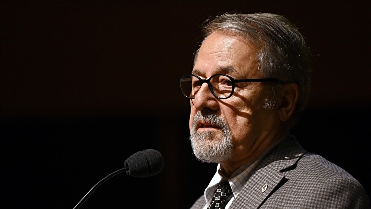 New York Times yazdı, Görür uyardı<br><br>Öte yandan New York Times’ta yayımlanan analizde, olası bir İstanbul depreminin “en ağır insani felaketlerden biri” olabileceği ifade edildi. Yazının ardından Prof. Dr. Naci Görür’den dikkat çeken bir açıklama geldi.