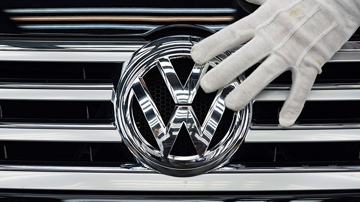 Volkswagen CEO’su Thomas Schäfer, kararın kolay olmadığını ancak ekonomik koşulların bu adımı zorunlu kıldığını vurguladı. Şirketin tasarruf planı kapsamında Almanya genelinde en az üç fabrikayı daha kapatmayı ve personel azaltımına gitmeyi planladığı belirtiliyor.
