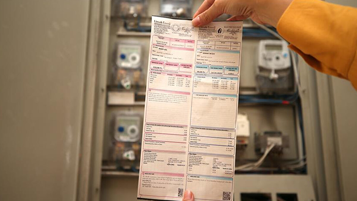 Şirketlerden Uyarı Mesajları Gelmeye Başladı<br><br>Elektrik perakende şirketleri, 4 bin kilovatsaat sınırını aşan müşterilerine bilgilendirme SMS'leri göndermeye başladı. Mesajlarda, "Tüketiminiz limitin üzerine çıkmıştır, serbest tüketici hakkınızı kullanabilirsiniz" uyarısı yer alıyor. Öte yandan köy ve kırsal bölgelerde, tek sayaç üzerinden iki hanenin elektrik kullandığı durumlarda mağduriyet oluşmaması için istisna getirildi. Bu durumdaki vatandaşlar, e-Devlet üzerinden Aile ve Sosyal Hizmetler Bakanlığı’na başvurarak mevcut destekten faydalanmaya devam edebilecek.
