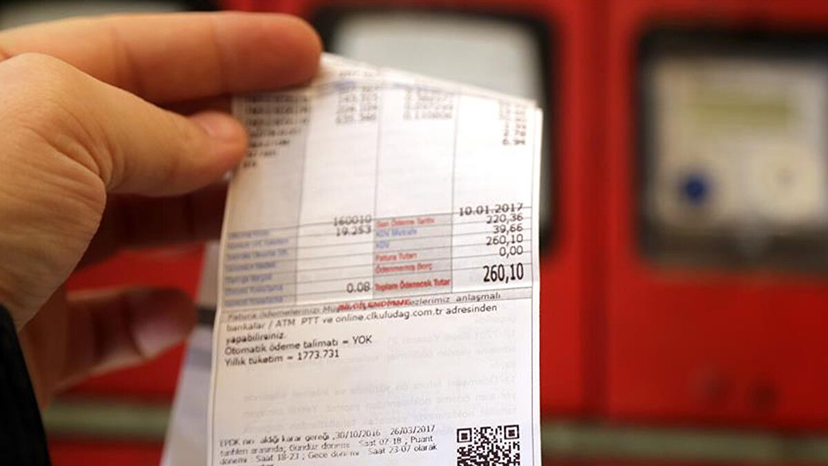 Aylık 984 Lirayı Aşanlar Dikkat<br><br>Yeni düzenleme, belirli bir tüketimin üzerindeki abonelerin elektriği "gerçek maliyeti" üzerinden ödemesini öngörüyor. Limitin 4 bin kilovatsaate indirilmesiyle birlikte; aylık ortalama 333 kilovatsaat, yani yaklaşık 984 TL’lik faturayı aşan konut aboneleri, yeni yılda üst kademeden ücretlendirilecek. Türkiye genelindeki 43 milyon abonenin yüzde 6'sına tekabül eden yaklaşık 2,5 milyon hanenin bu değişiklikten doğrudan etkilenmesi ve daha yüksek fatura ödemesi bekleniyor.