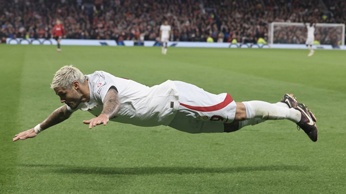 Galatasaray'da 2022-2023 sezonundan bu yana sergilediği performansla taraftarın gönlünde taht kuran Mauro Icardi, sarı-kırmızılı macerasını sonlandırmaya hazırlanıyor. Kulüpte 4. sezonunu geçiren ve sözleşmesinin sonuna yaklaşan 32 yaşındaki dünya yıldızı ile yönetim arasında yeni kontrat konusunda henüz bir anlaşma sağlanamadı. Geleceği merak konusu olan Icardi cephesinde sıcak gelişmeler yaşanıyor.