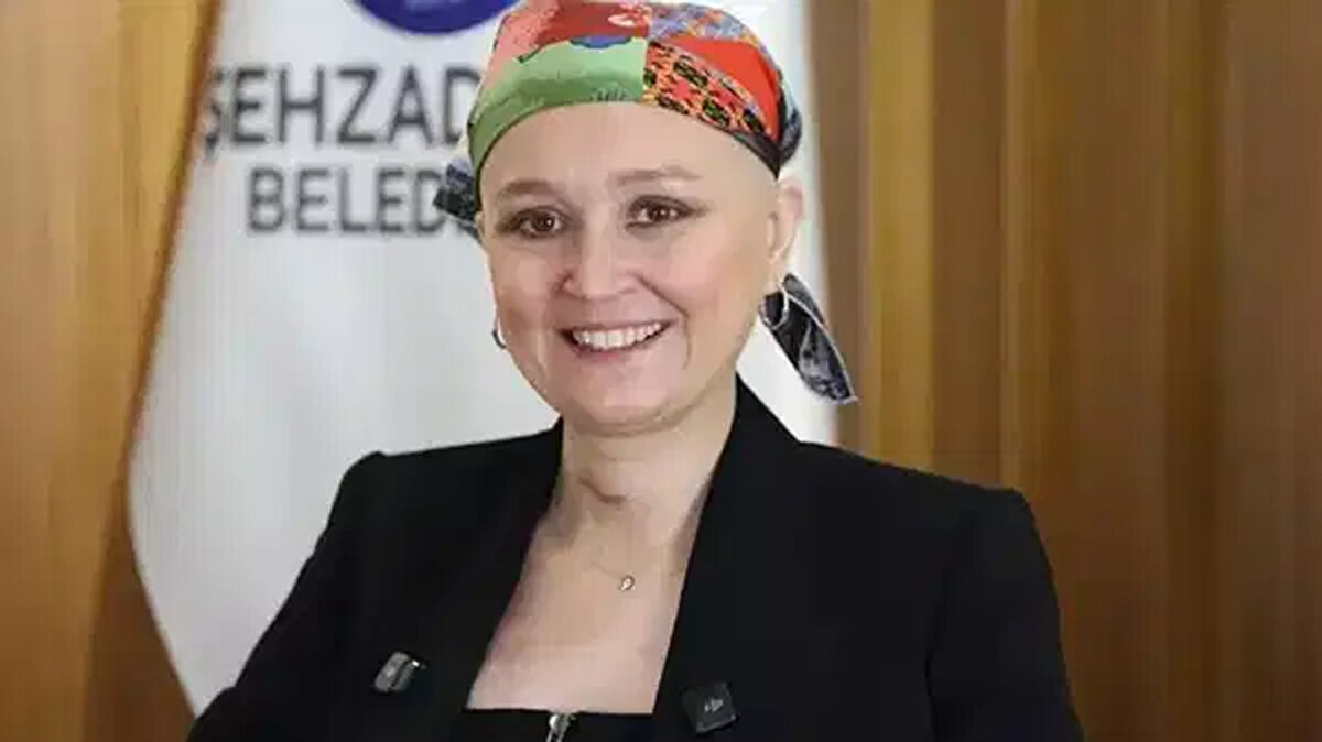 GÜLŞAH DURBAY'IN SAĞLIK DURUMU NASIL?<br><br>Kolon kanseri nedeniyle yoğun bakımda tedavi gören Şehzadeler Belediye Başkanı Gülşah Durbay, vefat etti.<br><br>Durbay, kolon kanseri tedavisi gördüğü sırada gelişen çoklu organ yetmezliği nedeniyle yoğun bakım ünitesine alınmıştı. Manisa Şehir Hastanesi’nde tedavisi süren Durbay’ın klinik durumu ağırlaşmış ve entübe edilmişti.