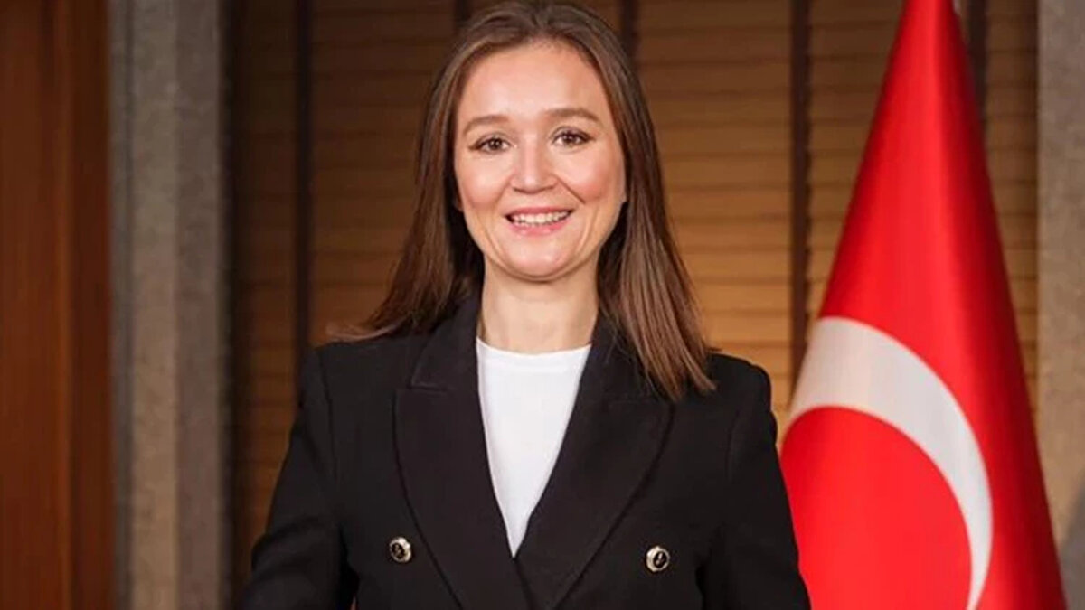 GÜLŞAH DURBAY KİMDİR, NERELİ, KAÇ YAŞINDA?<br><br>1988 yılında Manisa'da dünyaya gelen Gülşah Durbay, eğitim hayatını da memleketinde tamamladıktan sonra Hacettepe Üniversitesi Gıda Mühendisliği Bölümü'nden 2011 yılında mezun oldu.<br><br>Siyasi kariyerine Cumhuriyet Halk Partisi'nde başlayan Durbay, 31 Mart 2024 yerel seçimlerinde Manisa'nın Şehzadeler ilçesinde Belediye Başkanı seçilerek Manisa'nın ilk kadın belediye başkanlarından biri unvanını almıştır.<br><br>Durbay, göreve geldikten kısa bir süre sonra, yaklaşık 14 ay önce, kolon kanseri ile mücadele ettiğini kamuoyuna duyurmuş ve bu süreçte hem görevini sürdürmüş hem de tedavi görmüştür