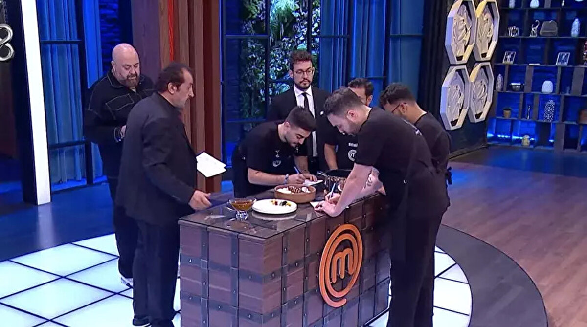 MasterChef’te Kim Gitti?<br><br>Şeflerin tadım ve puanlamasının ardından Altın Kupa etabında yarışmaya veda eden ilk isim Barış oldu. Gecenin devamında yapılan değerlendirme sonucunda elenen ikinci isim ise Semih olarak açıklandı.